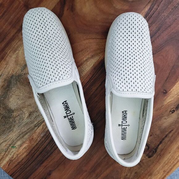 Minnetonka Pacific Slip On Loafer White Perforated Leather Women's 7.5 (Tag 8.0) - Picture 2 of 11